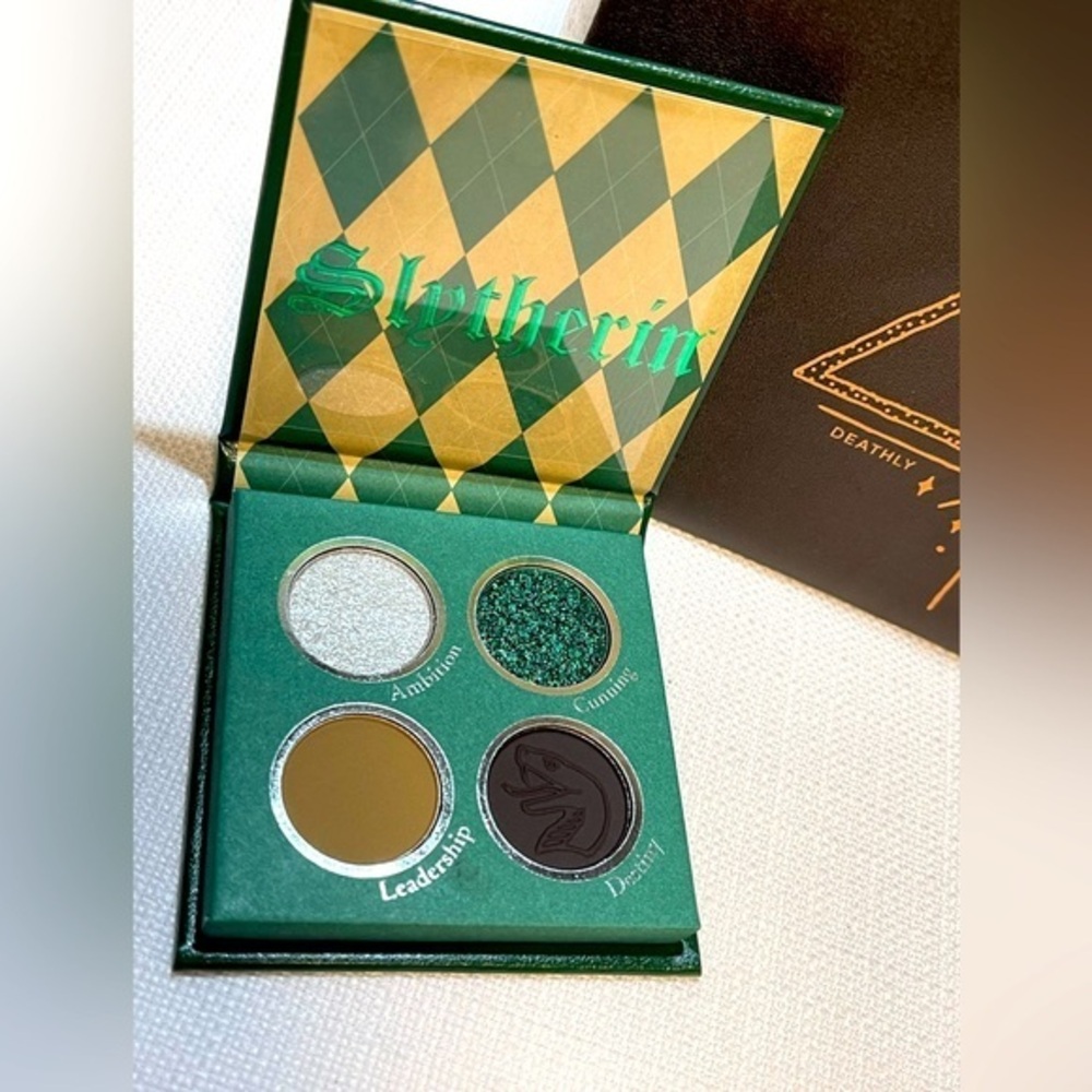 NWT Harry Potter & Deathly Hallows Eye Palette, Bag & Brushes set - SLYTHERIN